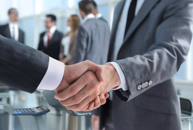 aperto-de-mao-confiavel-de-parceiros-de-negocios-no-fundo-da-equipe-de-negocios_252847-3374